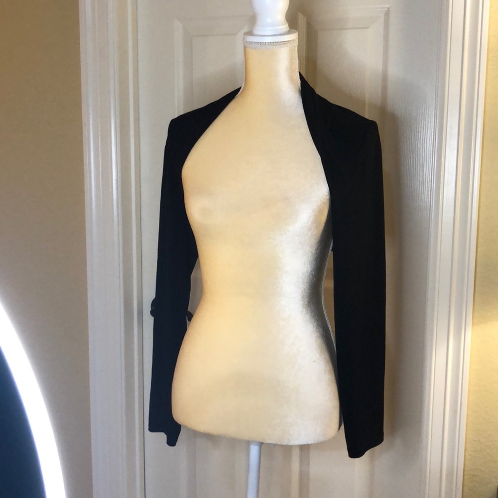 Lily shrug in black